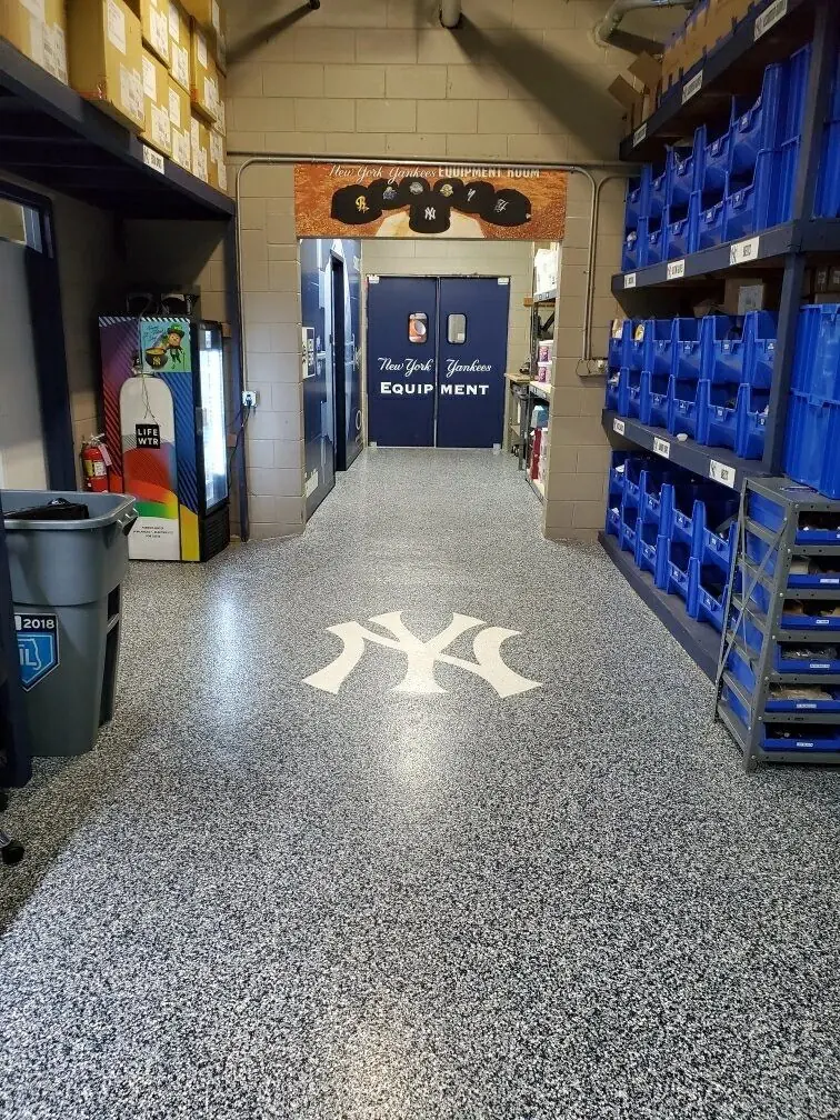 Flake garage floor with a team logo inlay